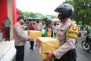 Bersama Kodim 0316 Batam, Polresta Barelang Bagikan 650 Paket Sembako Untuk Masyarakat