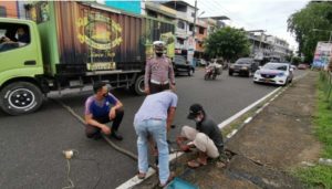 Jalan Raya Depan Mall Ramayana Tanjungpinang Dipasang Pita Pengaduh