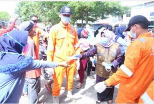 Plh Walikota Bagikan Masker dan Hand Sanitizer