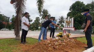 Jurnalis Ziarah ke Makam Wali Kota Tanjungpinang, Iskandar : Beliau Sosok yang Baik dan Tidak Pernah Menyakiti Orang