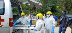 Berpakaian APD Lengkap, Tim Medis Evakuasi Mayat Pria Tunawisma di Batam