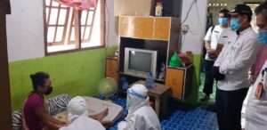 Dapat Info Warga Sakit, Tim Kecamatan Nongsa Langsung Turun Lakukan Pengecekan