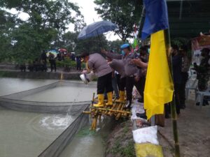 Polresta Barelang Beri Bantuan Bibit Ikan Lele dan Cabai Kepada Petani