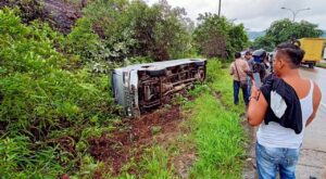 Minibus Terbalik di Jalan Raya Bukit Daeng Batam : Hindari Mobil Ngerem Mendadak