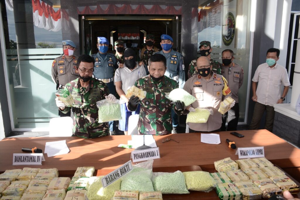 Selundupkan 38,4 Kilogram Sabu dan 40 Ribu Pil Ekstasi, Pria Warga Batam Ditangkap TNI AL