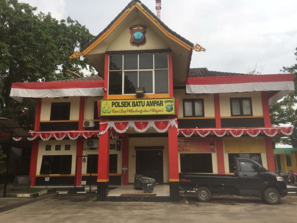 Sempena HUT RI ke-75, Polsek Jajaran Polresta Barelang Secara Serentak Pasang Bendera Merah Putih