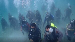 75 Penyelam Kepri Kibarkan Bendera Merah Putih di Bawah Laut Pantai Trikora