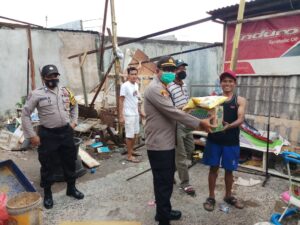 Polsek Bengkong Berikan Bantuan Warga Terkena Musibah Puting Beliung