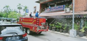 Kawasan Wisata Kampung Bule Disemprot Disinfektan