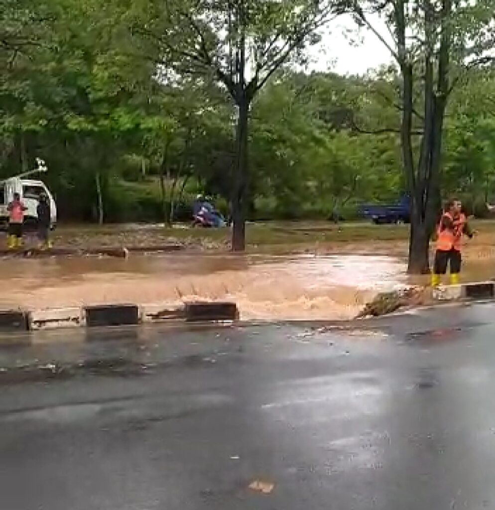 Hujan Deras Guyur Batam, Jalan Protokol Depan SPBU Sukajadi Ambles