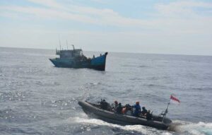 KRI Usman Harun-359 Tangkap Dua Kapal Ikan Vietnam di Natuna