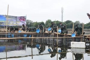 Dukung Ketahanan Pangan Ditengah Pandemi Covid-19, Koarmada I Tebar Benih Udang dan Ikan