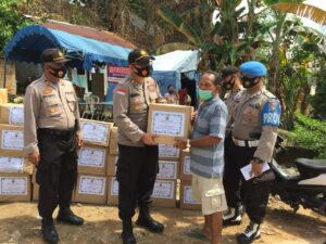 Kebakaran di Bengkong Bengkel, Polsek Batu Ampar Berikan Bantuan Sembako