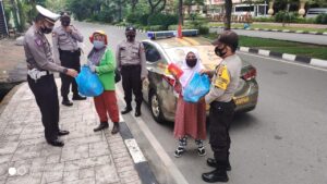 Bakti Sosial, Polsek Batu Ampar Bagikan Paket Sembako Untuk Masyarakat