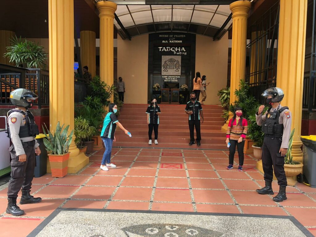 Personel Satshabara Polresta Barelang mengimbau kepada jemaat gereja untuk mematuhi protkes saat berubah. Foto : istimewa
