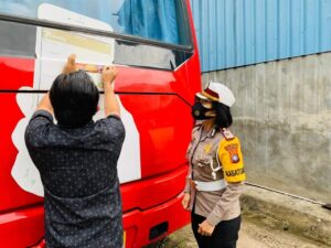 Ayo Pakai Masker, Satlantas Polresta Barelang Pasang Stiker di Transportasi Umum