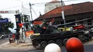Lepas Kendali, Tank Milik TNI AD Tabrak Motor dan Gerobak