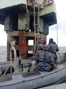 Prajurit KRI Diponegoro-365 Periksa Mercusuar dan Bendera Merah Putih di Perbatasan Indonesia – Malaysia