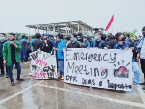 Aksi Lanjutan Tolak UU Cipta Kerja, Buruh-Mahasiswa dan Pelajar Kepung Gedung DPR RI