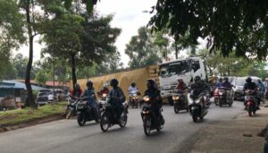 Pecah Ban, Truk Kontainer Bermuatan Kardus Terguling di Kawasan Batu Ampar
