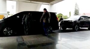 Ngeri, Pengusaha Batam ini Dikawal Mobil Berplat Dinas Polisi Saat Bertandang ke DPRD Batam