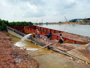 Pemotongan Bangkai Kapal di Sagulung Diduga Tidak Miliki Izin