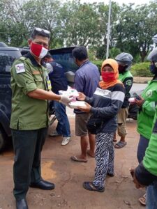 Peduli Covid-19, Disperindag Batam Bagikan Ratusan Masker Gratis