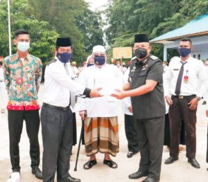 Pemko Batam Edukasi Warga Terapkan Protokol Kesehatan, Bagikan Masker dan Hand Sanitizer