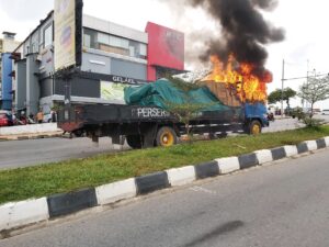 Breaking News, Truk Bermuatan Makanan Ringan Terbakar di Batam Center