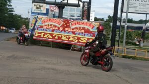 Karangan Bunga Ucapan Selamat Wisuda Untuk Pelakor Terpajang di Mall MB2 Batam