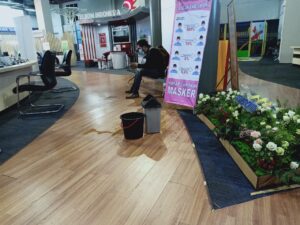 Hujan Deras Guyur Batam, Atap Gedung PTSP Bocor