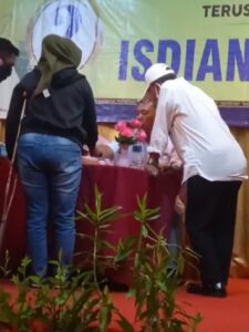 Timses Insani Terekam Kamera Bagikan Amplop Diduga Berisi Uang