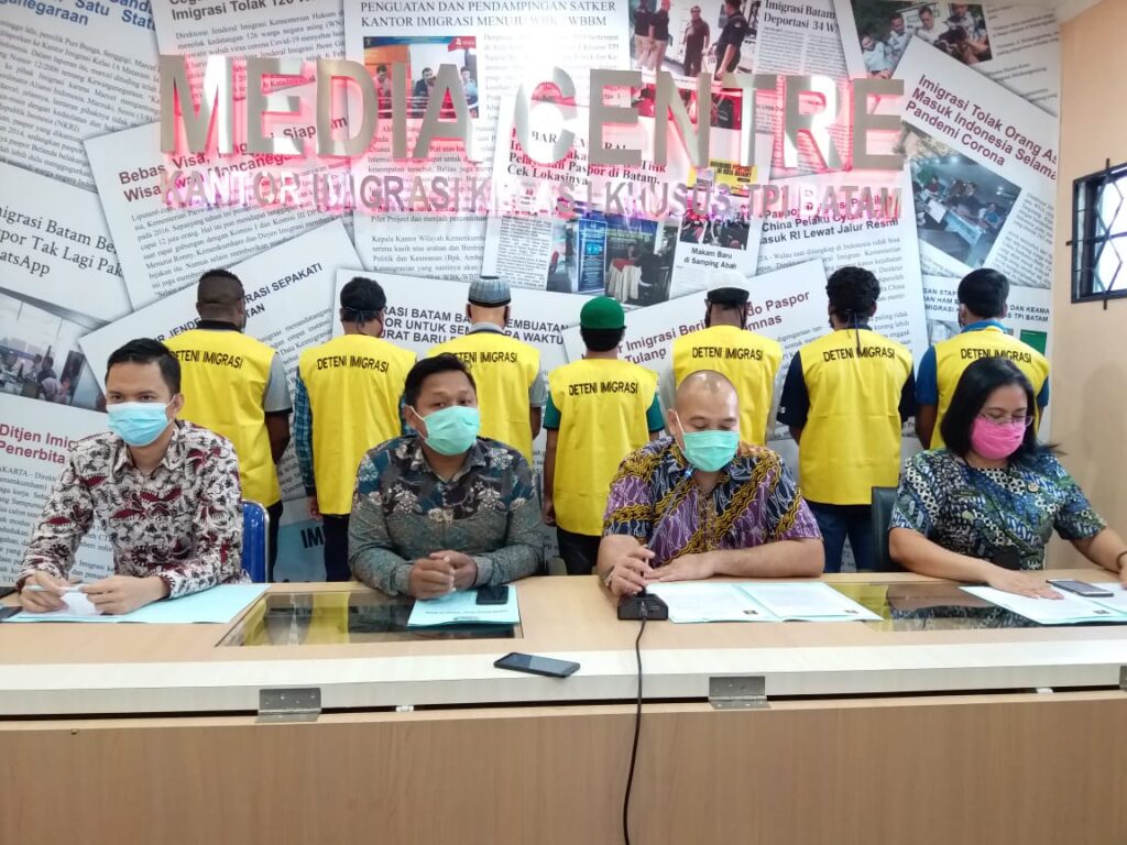 Imigrasi Deportasi Tujuh WNA di Batam