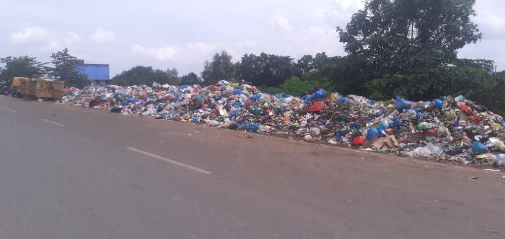 Lapor Pak Wali Kota, Tumpukan Sampah di Bengkong Laut Ganggu Kenyamanan Warga