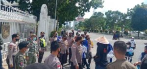 Polisi Bubarkan Demo Tolak Omnibus Law UU Ciptaker di Batam