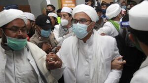 Usai Diperiksa, Rizieq Shihab Langsung Ditahan