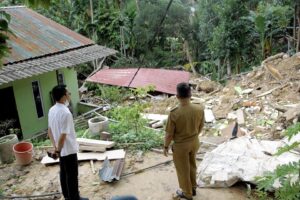 Cek Dua Titik Longsor di Tanjung Sengkuang, Amsakar Ingin Pastikan Langkah Yang Ditangani Tepat