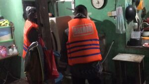 Batam Diguyur Hujan, Tim SAR Brimob Polda Kepri Bantu Evakuasi Warga Terdampak Banjir