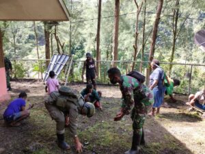 Personel Brimob Polda Kepri Kerja Bhakti di Kampung Banti Kabupaten Mimika Papua