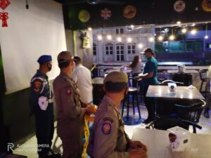 Windsor Bar & Cafe di Batam Disegel Petugas Karena Diduga Langgar Protkes