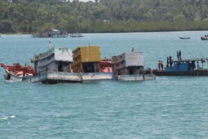 10 Kapal Pencuri Ikan Ditenggelamkan Kejari Batam di Perairan Air Raja