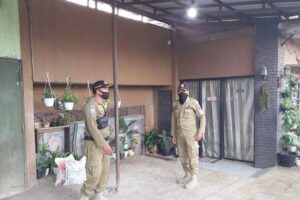 Terekam CCTv, Video Pasangan Mesum di Emperan Toko Viral