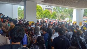 Ratusan Massa PK NTT Geruduk Kantor DPRD Batam, Bentuk Protes Ucapan Berbau Rasis