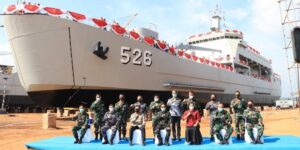 KRI Teluk Weda-526 Perkuat TNI AL, Mampu Angkut 15 Tank dan 367 Pasukan