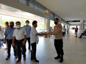 Puasa Pertama, Polsek KKP Bagikan 100 Bungkus Takjil ke Penumpang Kapal