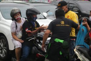 Puluhan Driver Online Maxim di Batam Bagi-bagi Takjil Buka Puasa