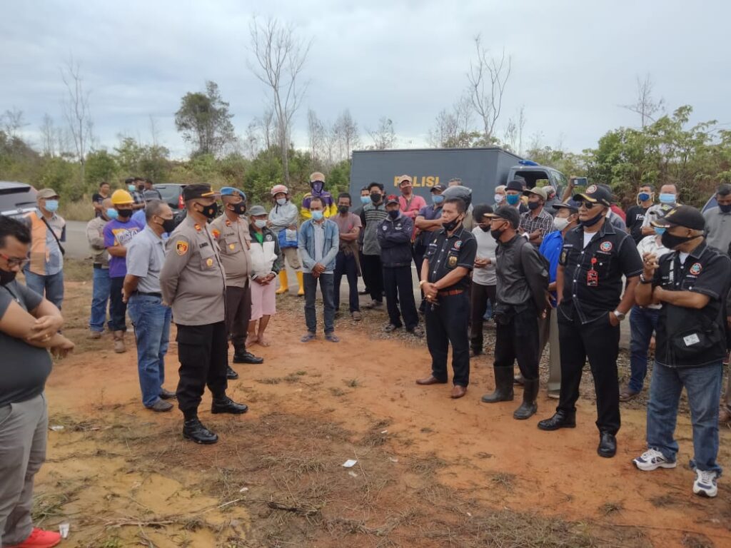 Puluhan Preman bertato Tutup Akses Jalan, Kampung Lome Gunung Kijang Mencekam