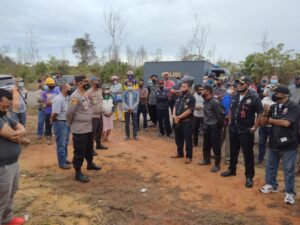 Puluhan Preman bertato Tutup Akses Jalan, Kampung Lome Gunung Kijang Mencekam