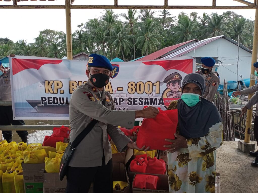 Dirpolair Baharkam Polri Berbagi Kasih dengan Masyarakat Hinterland di Batam