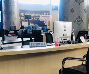 Masih Pagi, Pegawai PTSP Batam Pasang Tulisan Istirahat